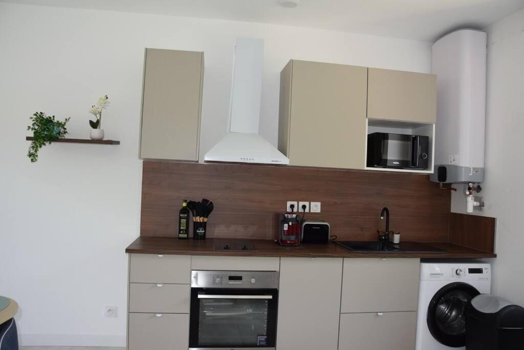 Elegant T2 A Bron, Tramway A 2Min, Box Parking, 4Personnes公寓 外观 照片